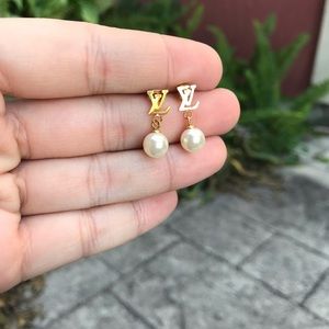 Pearl drop earrings
